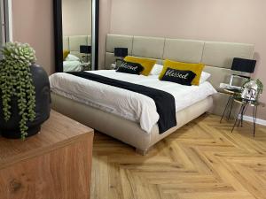 een slaapkamer met een groot bed met gele en zwarte kussens bij rooms 48 in Eilat