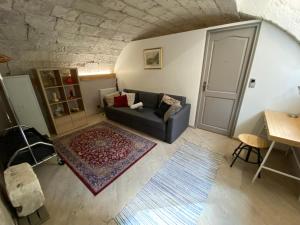 un soggiorno con divano e porta di Le charme Rouennais - Appartement d'exception - 094 a Rouen