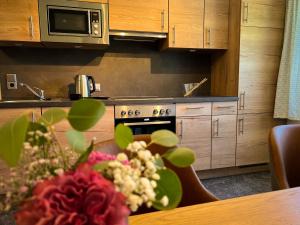 A kitchen or kitchenette at Apart Berghof Steinbock