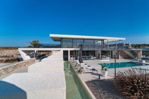 duży dom z basenem i patio w obiekcie amara luxury villas w mieście Lakhania