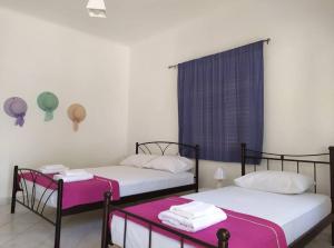 two beds sitting next to each other in a room at Το σπίτι της Μαργαρίτας στην παραλία in Nea Stira