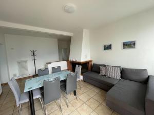 ein Wohnzimmer mit einem Tisch und einem Sofa in der Unterkunft Residence Gaggiole, apartment 3 in Gordola