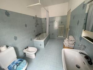 ein Badezimmer mit einem WC, einer Badewanne und einem Waschbecken in der Unterkunft Residence Gaggiole, apartment 3 in Gordola