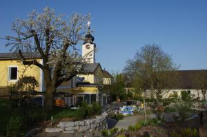 un edificio con una torre de reloj encima en Natur.gut Gartner, en Sankt Marien
