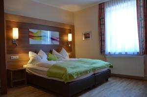 1 dormitorio con 1 cama grande y cabecero de madera en Natur.gut Gartner, en Sankt Marien
