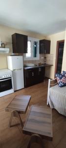 een keuken en een woonkamer met een bank en een tafel bij Jeremilla in Spanokhórion