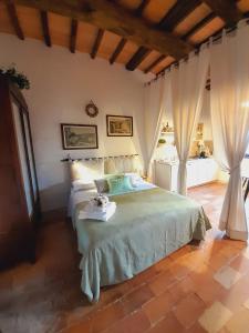Un pat sau paturi într-o cameră la La Tana del Riccio