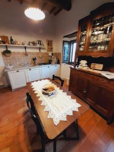 La Tana del Riccio في أبادييا سان سالفاتور: مطبخ مع طاولة مع وعاء من الطعام عليه