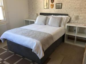 1 dormitorio con 1 cama grande y 2 mesas en B&B at No 4 en Biggar