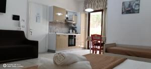 eine Küche und ein Wohnzimmer mit einem Tisch und einem Stuhl in der Unterkunft Profumo di Mare in Porto Cesareo