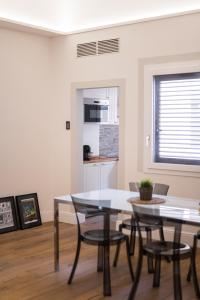 A kitchen or kitchenette at The closest to the Boboli Gardens