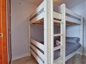 een slaapkamer met een stapelbed in een kamer met een bed bij Estudio Infinity con parking in Sierra Nevada