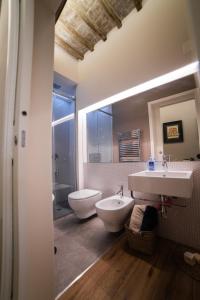 A bathroom at The closest to the Boboli Gardens