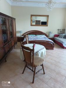 コウォブジェクにあるKolobrzeg Willa nad Parsetaのベッドルーム1室(ベッド1台、テーブル、椅子付)