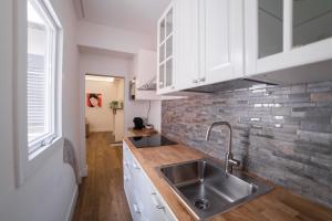 A kitchen or kitchenette at The closest to the Boboli Gardens