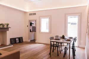 A kitchen or kitchenette at The closest to the Boboli Gardens