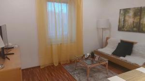 ein Wohnzimmer mit einem Sofa und einem Tisch in der Unterkunft Apartment Zittera - Adults only in Innsbruck