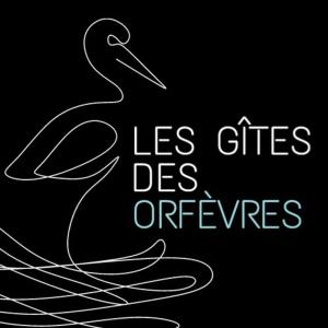 une image en noir et blanc d’un oiseau sur fond noir dans l'établissement Le grenier des hirondelles Gîte appartement au coeur de la route des vins d'Alsace, à Rouffach