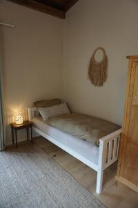 Ein Bett oder Betten in einem Zimmer der Unterkunft Alte Brennerei Schloss Zehista OG Akelei