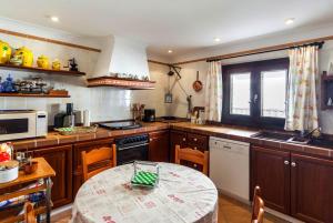 Kuchnia lub aneks kuchenny w obiekcie Villa Amorós