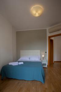 um quarto com uma cama com um cobertor azul em Casa vacanze san salvo centro em San Salvo