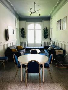 een woonkamer met een tafel en stoelen bij Villa Benjamine - Parc Haut Languedoc in Lamalou-les-Bains