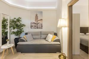 uma sala de estar com um sofá e uma cama em PALOMIA A em Split