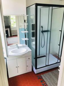 een badkamer met een wastafel en een glazen douche bij Villa Benjamine - Parc Haut Languedoc in Lamalou-les-Bains