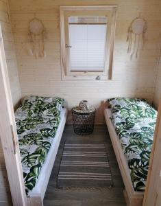 mała sauna z dwoma łóżkami i oknem w obiekcie Domki Słoneczne Zacisze w Ustce