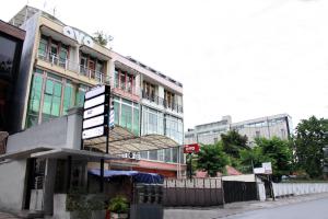 um edifício com um sinal em frente em OYO 176 Near Cideng Virgo Residence em Jakarta