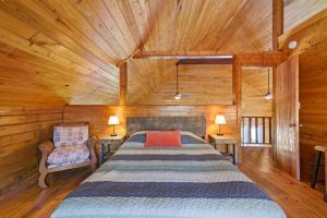 Ένα ή περισσότερα κρεβάτια σε δωμάτιο στο Fun fishing river cabin 23mi to beach with private dock 3BD 2BA