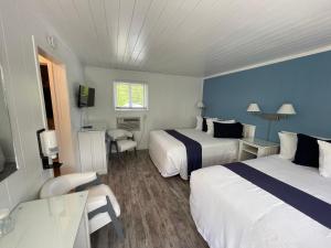 um quarto de hotel com duas camas e uma mesa em Grandview Motel em Tobermory