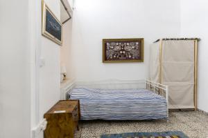 mały pokój z łóżkiem i stołem w obiekcie To Hani - Large Traditional House w Nikozji