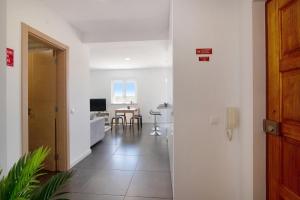 corridoio con soggiorno e sala da pranzo di Sunshine Apartment ad Armação de Pêra