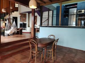 ein Esszimmer mit einem Holztisch und Stühlen in der Unterkunft Second Home Peru in Lima