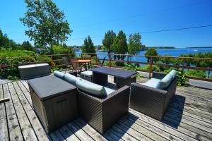 eine Terrasse mit einem Tisch und Stühlen sowie einem Tisch und Stühlen in der Unterkunft Grandview Motel in Tobermory