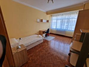 a small room with a bed and a window at Apartamento ideal Florida in Vitoria-Gasteiz