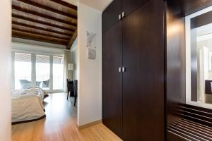 una camera con un letto e un grande armadio in legno di Hotel Smeraldo a Lignano Sabbiadoro