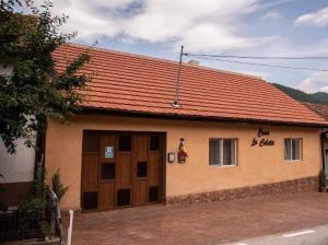 ein kleines Haus mit rotem Dach und zwei Türen in der Unterkunft La Colette in Dubova