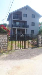 a house with a gate in front of it at Sobe Seka in Golubac