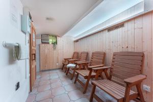 una fila de sillas de madera sentadas en una habitación en Penzion Polubný, en Kořenov