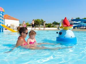 Bazén v ubytovaní Résidence 1 située dans un Magnifique Village Vacances Familiale alebo v jeho blízkosti
