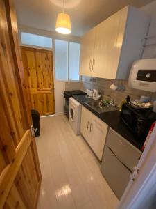 Køkken eller tekøkken på 2 Bed Flat - Sleeps 3 - Parking - Wifi