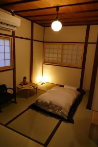 東山の宿 藤屋 tesisinde bir odada yatak veya yataklar