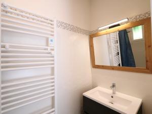 ein Bad mit einem Waschbecken und einem Spiegel in der Unterkunft Les Yuccas -Maison neuve avec un jardin à Saint Paul de Vence in Saint-Paul-de-Vence