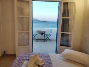 Camera con letto e vista sull'oceano. di Hotel Posidonion a Koufonisia