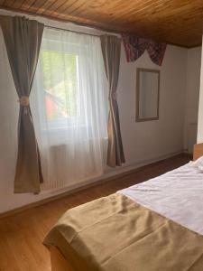 En eller flere senge i et værelse på Căsuța de lângă pădure