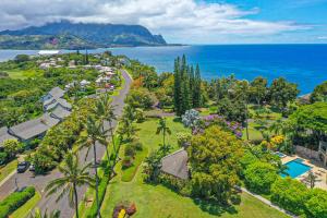 una vista aérea de un complejo cerca del océano en Pali Ke Kua #4 en Princeville