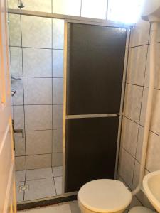 W łazience znajduje się prysznic, toaleta i umywalka. w obiekcie Pousada Frezza Mergulho w mieście Praia Vermelha