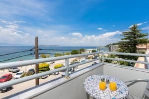 balcone con tavolo e vista sull'oceano di POSSIDON HOTEL a Limenas